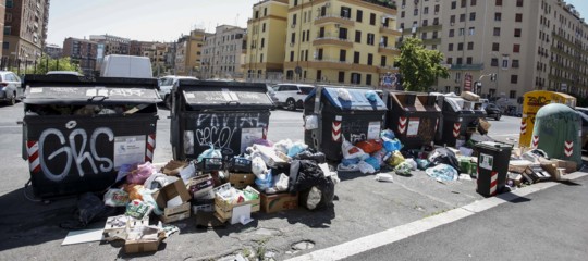 Rallenta a Roma la raccolta dei rifiuti, la denuncia della Raggi