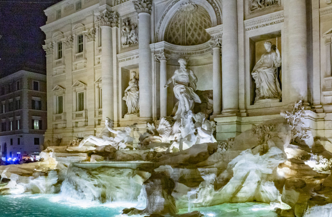 Fontana di Trevi brilla nella notte