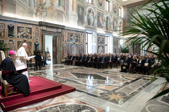 Monito durissimo di Papa Francesco all’udienza con gli Ordini dei medici: “Eutanasia e aiuto al suicidio sono false libertà”