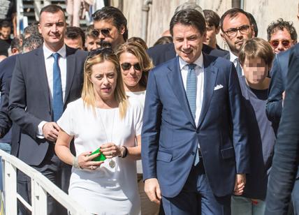Conte nella tana del lupo (Giorgia Meloni) parla di migranti, tasse sulle merendine e i biglietti aerei