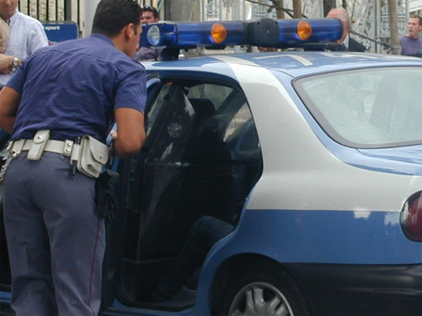Segrega e pesta le figlie perché non vogliono sposare gli uomini a cui lui le aveva vendute. E’ il primo arresto con il ‘Codice Rosso’