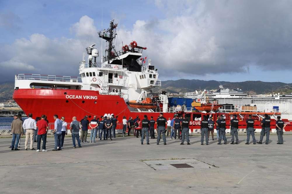 In porto a Messina la Ocean Viking. Trasferiti a terra 182 migranti