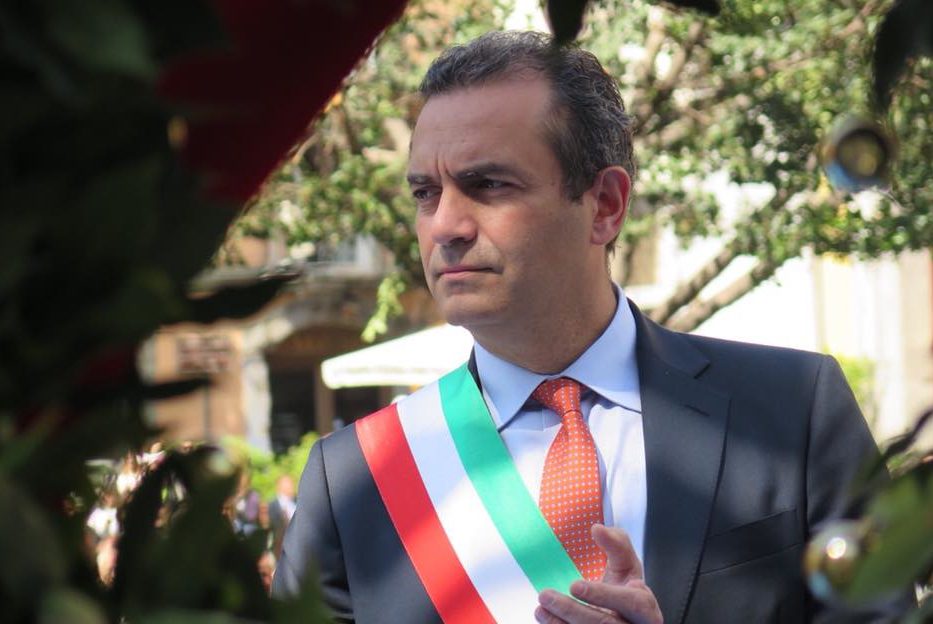 De Magistris: “Occupare la Whirpool e produrre in autogestione le lavatrici”