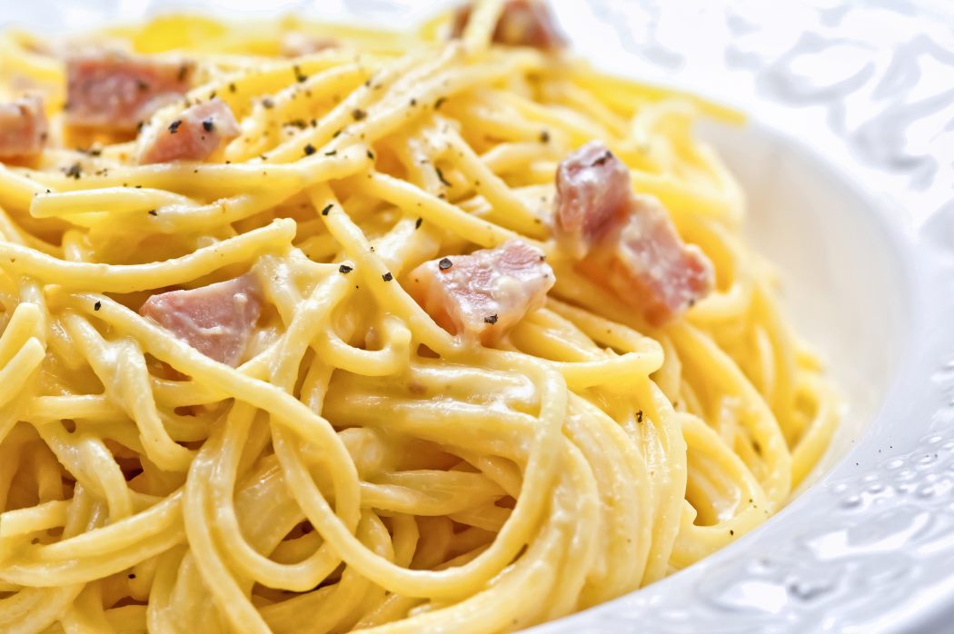 Un super conto da oltre 400 euro per due piatti di spaghetti in un ristorante di Roma. Ma gli ospiti per il gestore avrebbero mangiato anche altro