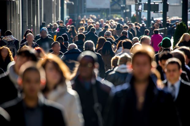 Stranieri regolarmente residenti in Italia, superati i 5 milioni e 200 mila (8,7%) della popolazione. Il rapporto Migrantes-Caritas