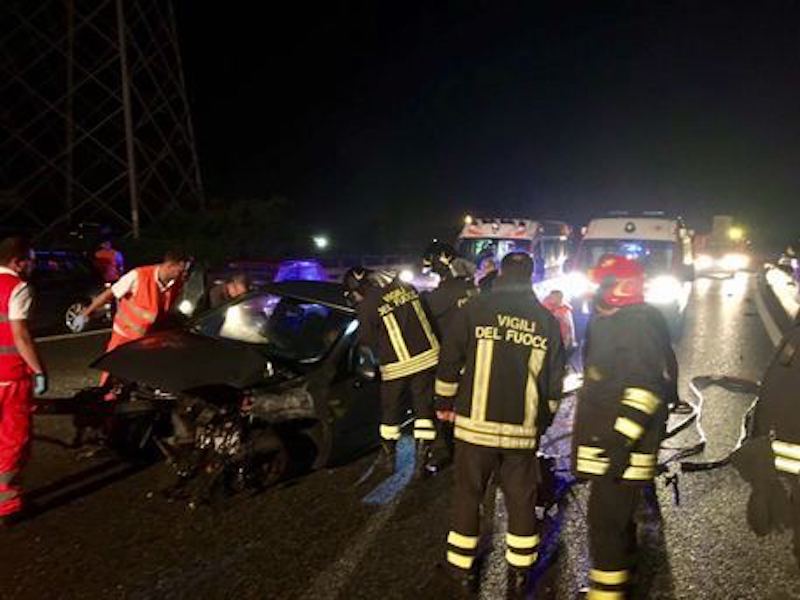 Ferrara, tragico ritorno dalla discoteca per tre giovani che si schiantano con la loro auto e muoiono