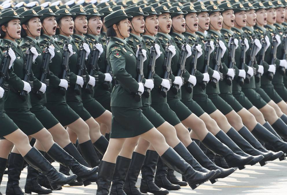 Pechino, prova muscolare per celebrare i 70 anni della Repubblica Popolare. Scontri e feriti gravi a Hong Kong