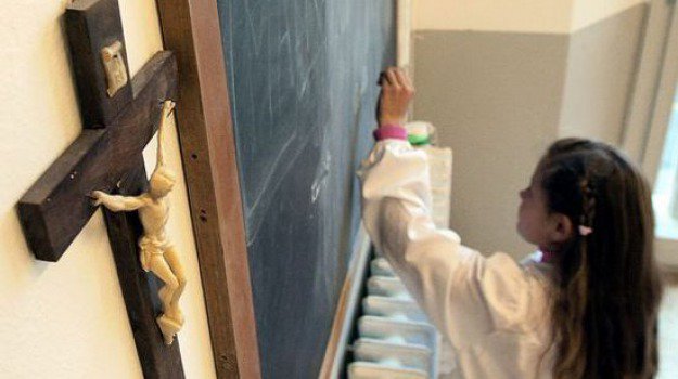 Crocifisso nelle scuole, il M5S disinnesca la polemica: “Non è all’ordine del giorno”