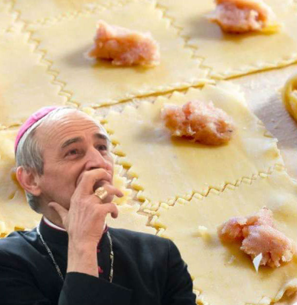 Monta la polemica sui tortellini dell’accoglienza per pochi chili di prodotto senza carne di maiale