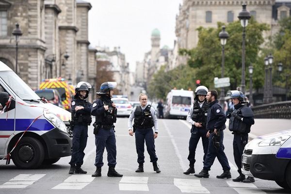 Quattro agenti uccisi in un Commissariato a Parigi. Morto anche l’aggressore, non è terrorismo