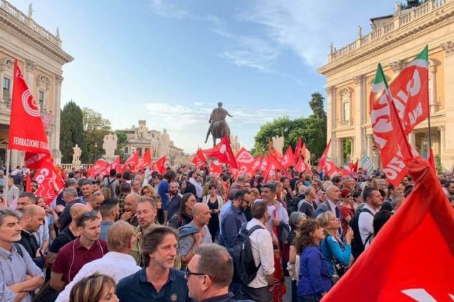 A Roma i sindacati contro la Raggi, manifestazione in piazza del Campidoglio, mobilitazione il 15 con studenti e pensionati e poi lo sciopero generale di tutte le partecipate il 25 ottobre