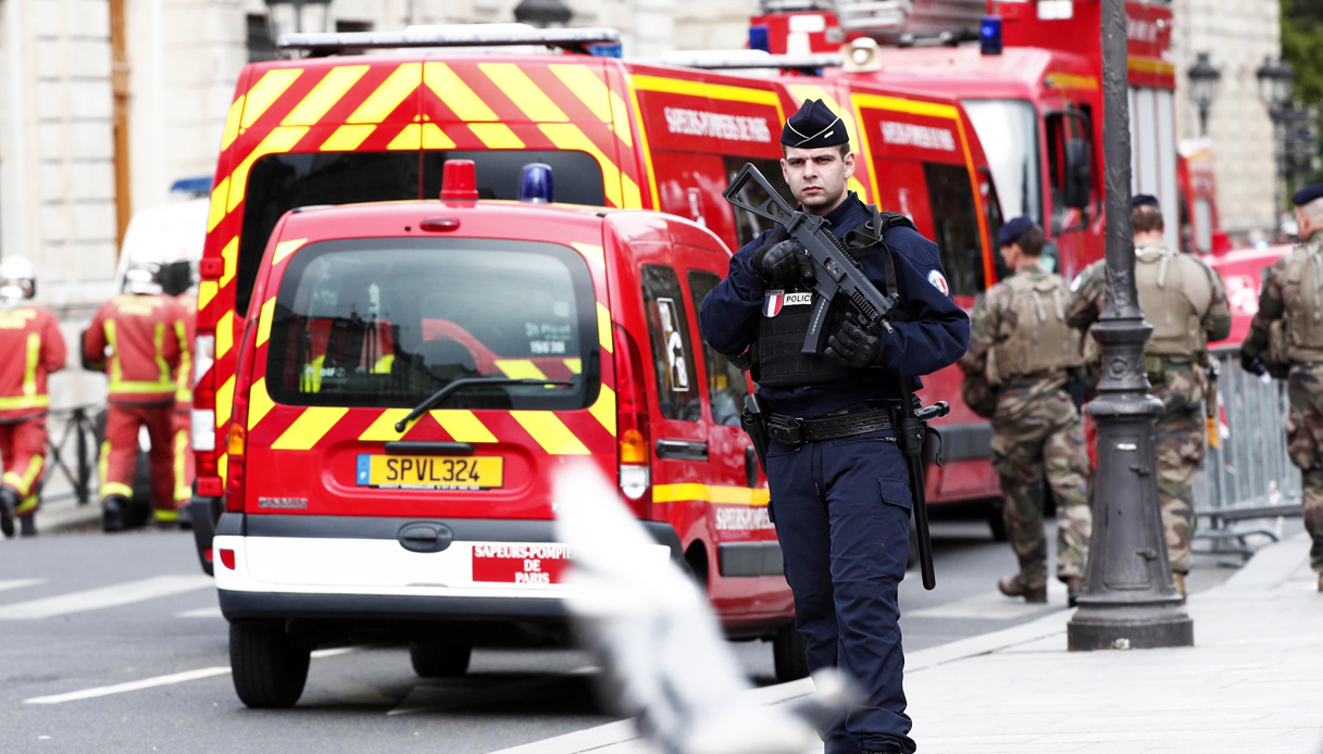 Convertito all’Islam l’uomo che ha fatto strage di poliziotti in un Commissariato di Parigi