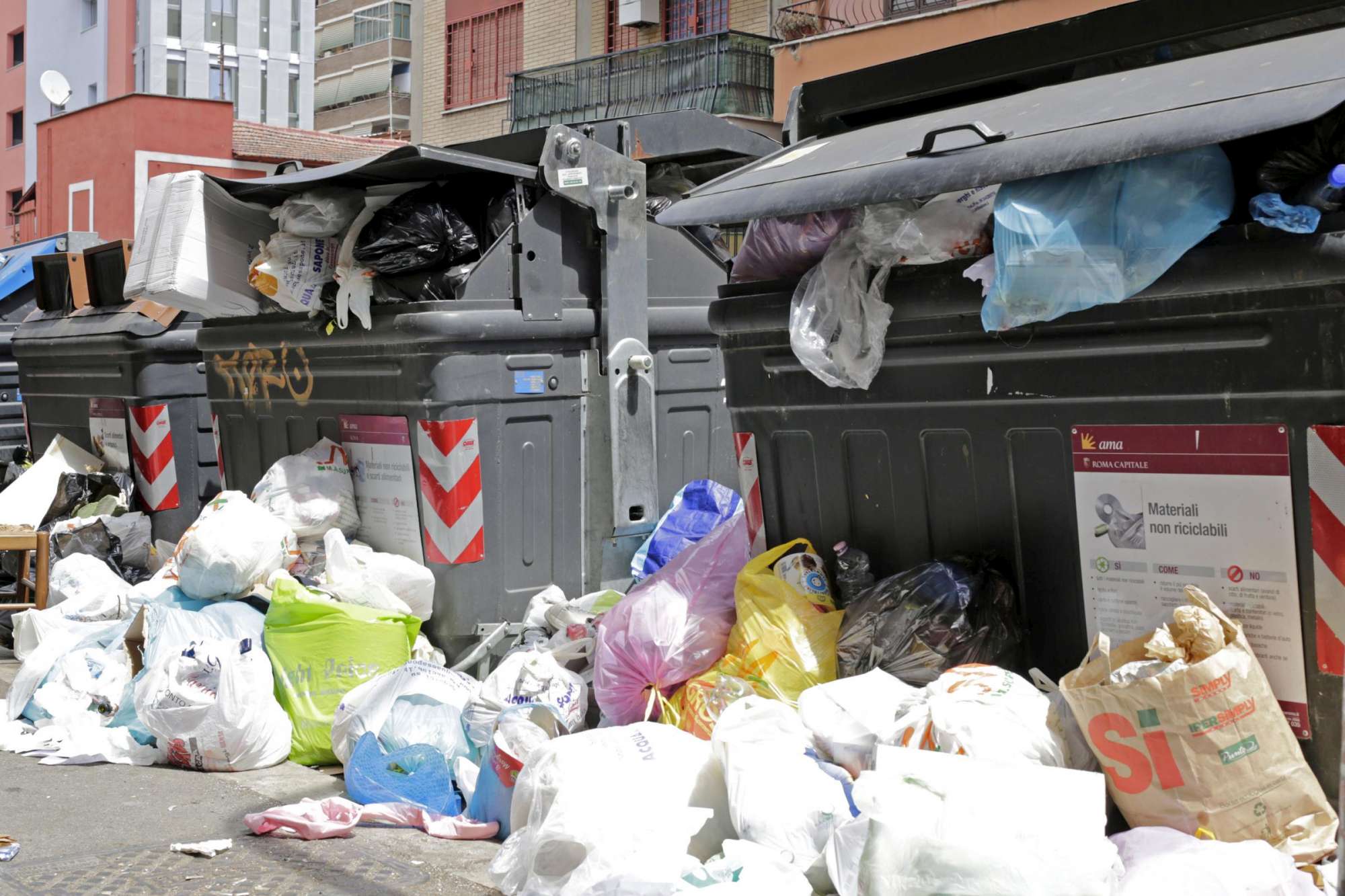 Rifiuti a Roma, retromarcia dell’Ordine dei medici: