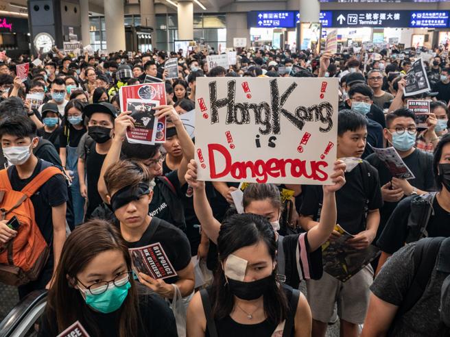 Maschere vietate ad Hong Kong, il regime stringe le maglie della repressione