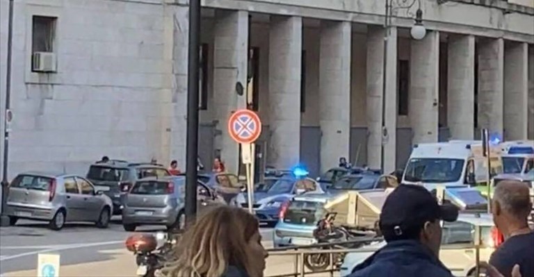 Sparatoria davanti alla Questura di Trieste, morti due agenti
