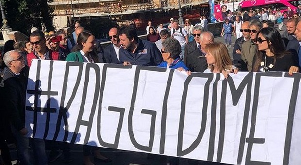 Salvini scala il Campidoglio per chiedere le dimissioni della Raggi