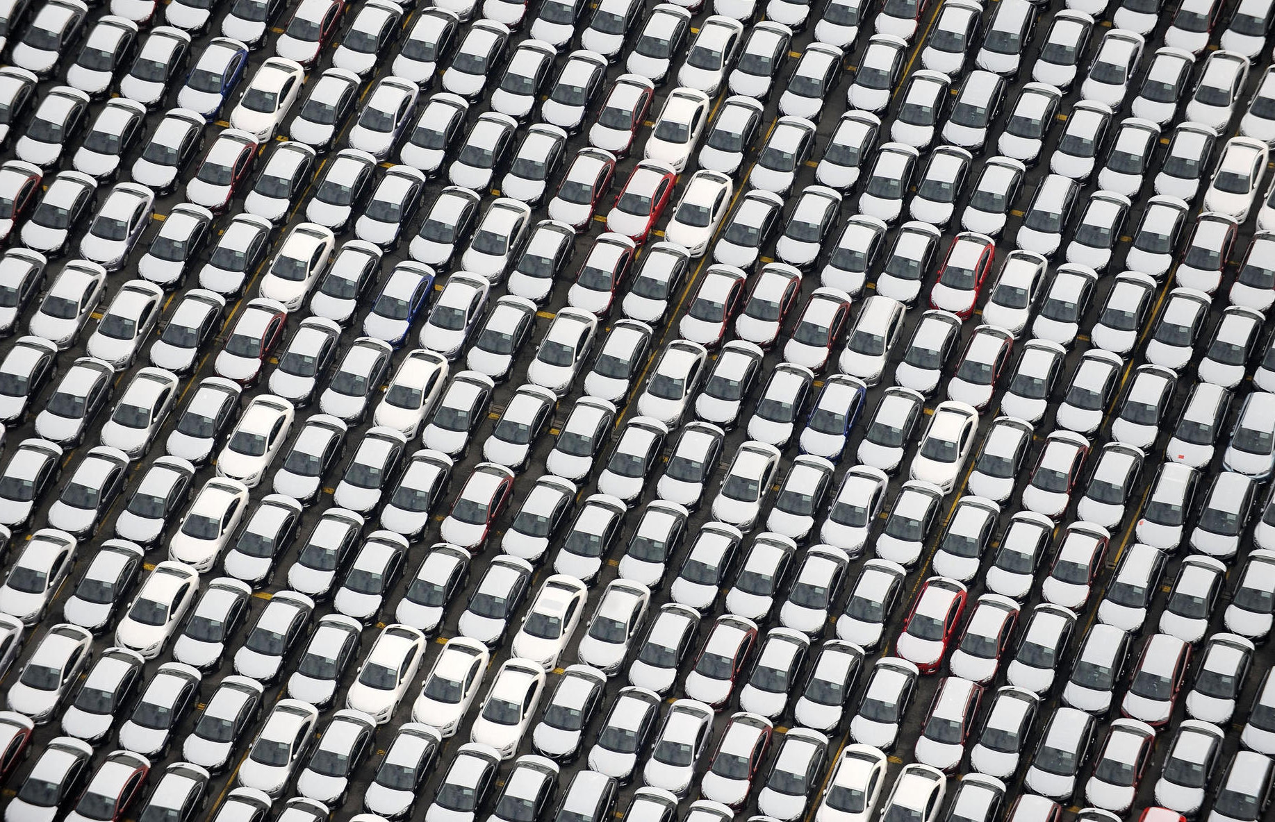 Dalla guerra dei dazi, un terremoto economico (700mld) per il comparto delle auto