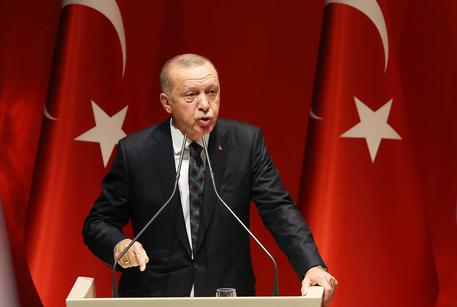 Erdogan minaccia l’Europa: “Vi manderemo 3,6 milioni di migranti”