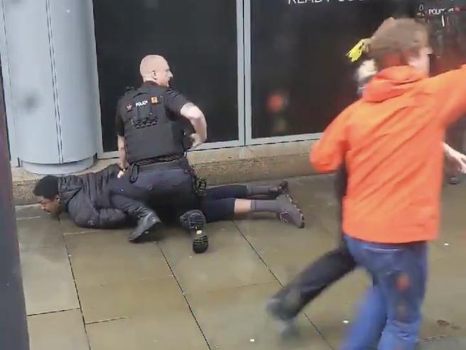 Manchester, 5 persone accoltellate in un centro commerciale