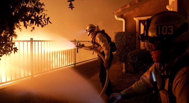 Gli incendi terrorizzano Los Angeles, in 100mila in fuga dalla città