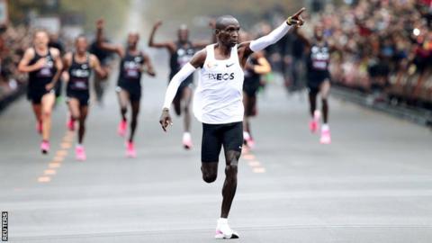 Kipchoge primo uomo al mondo a correre la maratona sotto le 2 ore, ma senza avversari il record non è ufficializzato