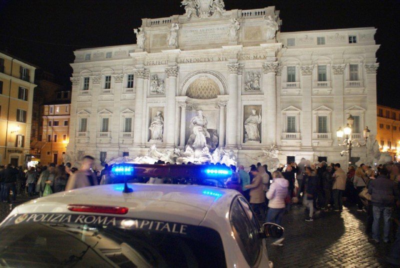 Australiani nei guai, versano liquidi nella Fontana di Trevi e aggrediscono gli agenti, arrestati