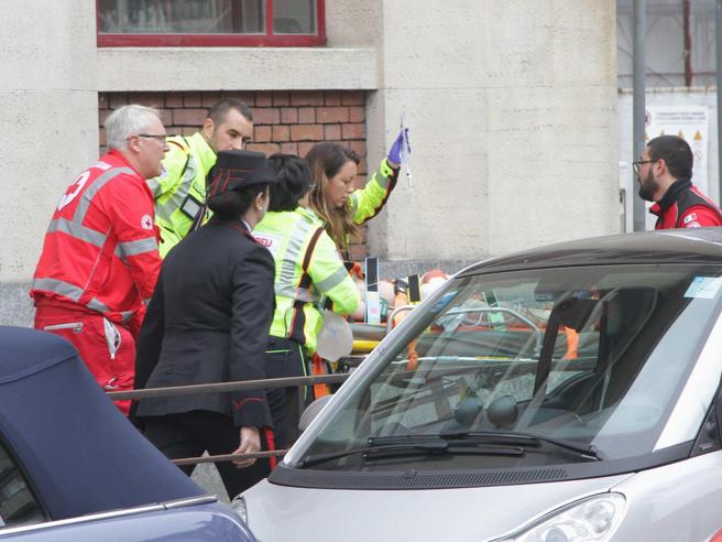 Bimbo in gravi condizioni a Milano dopo essere precipitato dalle scale della scuola