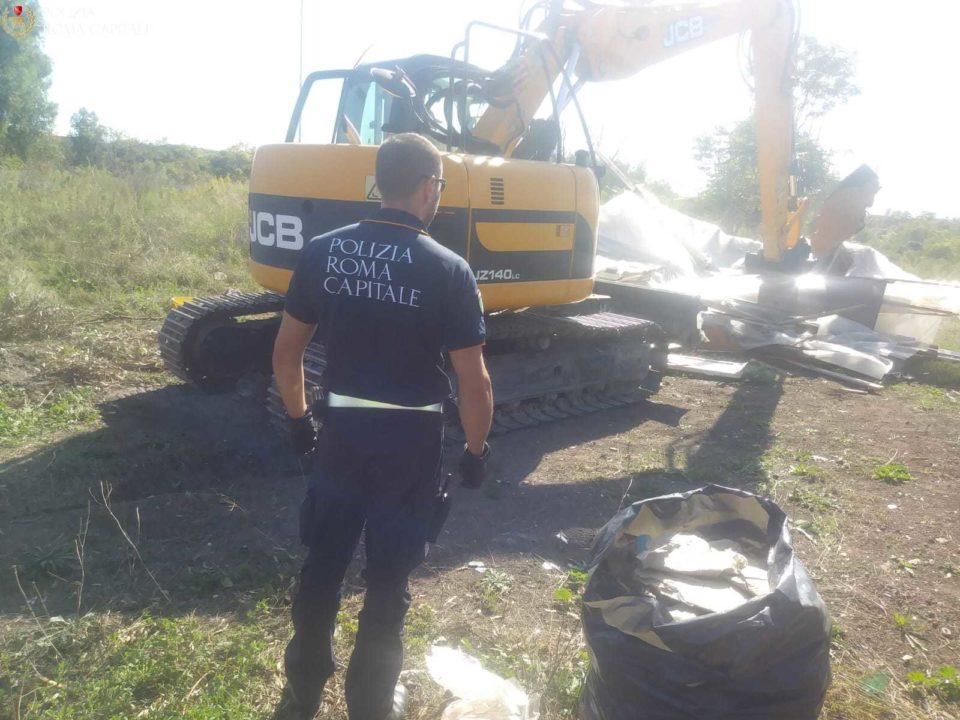 Insediamenti abusivi, la Polizia di Roma Capitale ripristina il decoro in due strutture nel Parco di Centocelle