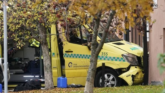 Ruba un’ambulanza e la lancia sulla folla ad Oslo. La Polizia lo ferma sparando: feriti