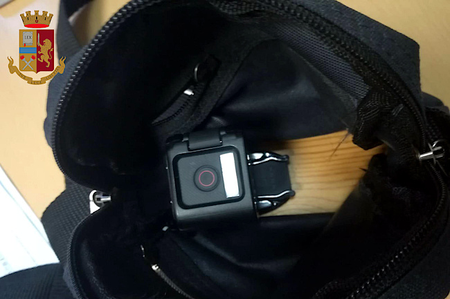 Filmava l’intimo delle donne con una micro telecamera in un centro commerciale, denunciato