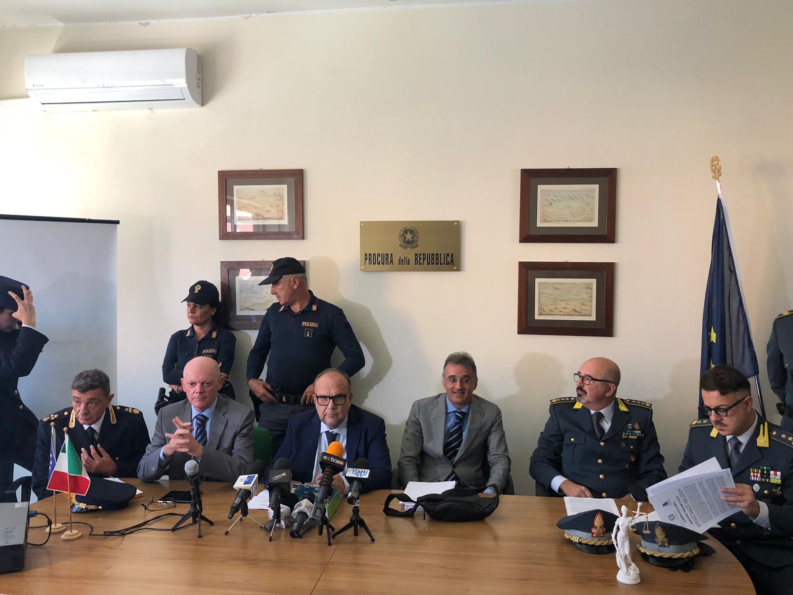 Accoglienza dei migranti, vasta operazione della Gdf nel Lazio meridionale. Decine di illegalità e odiosi reati