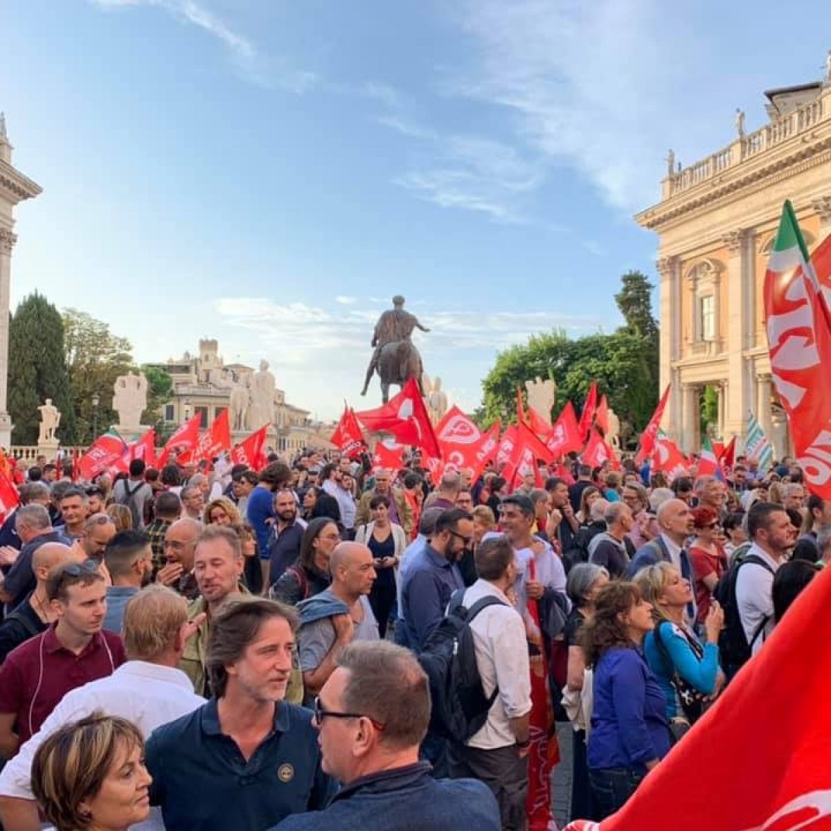 Spallata sindacale a Virginia Raggi, adesioni bulgare allo sciopero dei Sindacati. In migliaia in piazza del Campidoglio