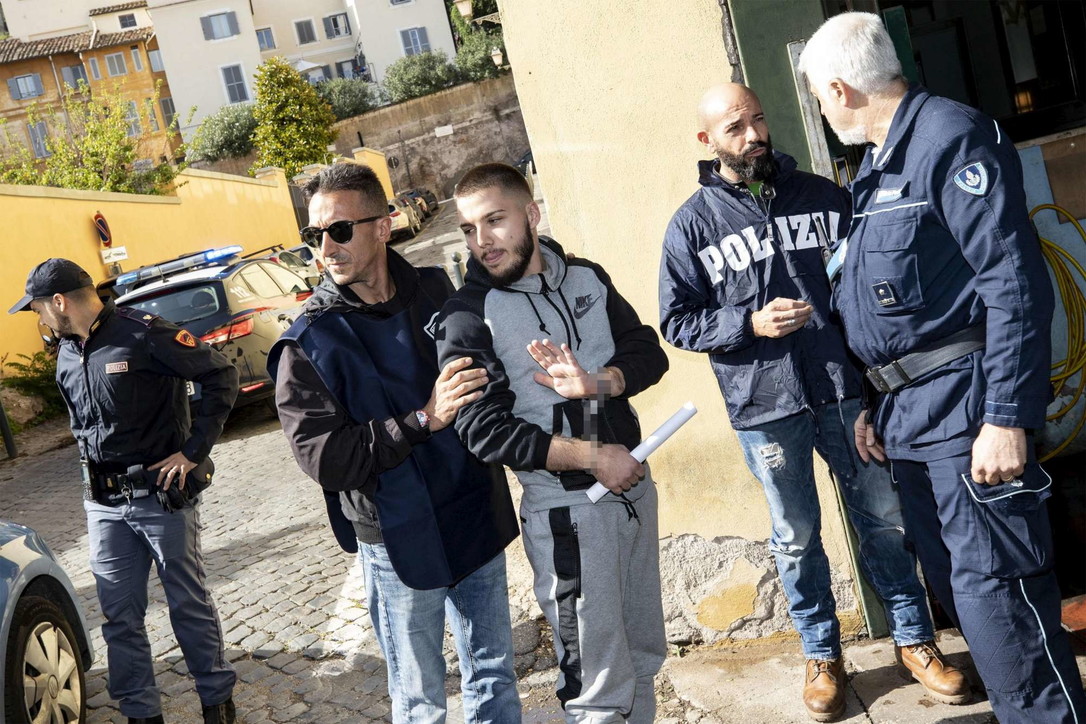 Resta in campo la pista dello scambio di droga finito male nell’omicidio di Luca Sacchi. I Pm: “Concreto pericolo di fuga”