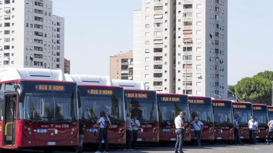 Roma, Raggi: Salvini chiacchiera, ma con me già 400 nuovi bus