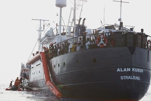La Alan Kurdi entra in acque italiane per riparare al maltempo. E’ Taranto il porto sicuro, già decisa la ricollocazione dei migranti