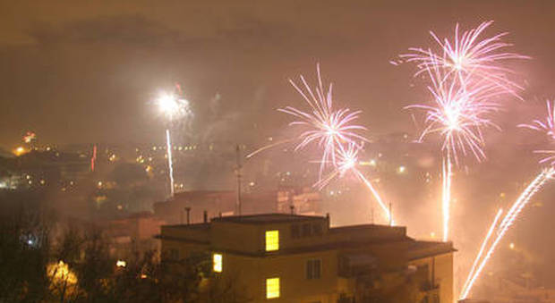 Fuochi d’artificio e concerto dei neomelodici a Pozzuoli (Na) per la scarcerazione di due affiliati alla camorra