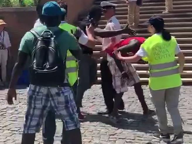 Bosniaca di 45 anni chiede l’elemosina davanti al Colosseo con un finta gobba, denunciata