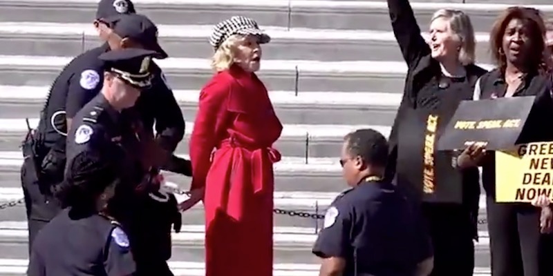 Manifestazioni per il clima, Jane Fonda finisce al fresco
