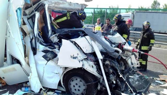 Intera famiglia muore in un incidente sull’A1. Il loro camper centrato in pieno, dopo un tamponamento, da un pullman