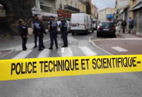 Francia, sfondano la porta di una cattedrale patrimonio dell’Unesco per rubare. Ingente il bottino