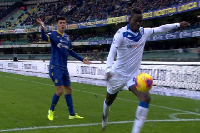 Razzismo, il capo ultras del Verona su Balotelli: “Non è del tutto italiano…”