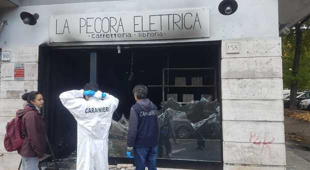 Incendiata e distrutta, ancora una volta, la libreria antifascista di Centocelle la ‘pecora elettrica’