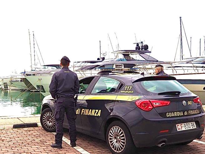 Sfruttamento della manodopera nei cantieri navali: denunce e perquisizioni della Guardia di Finanza in mezza Italia