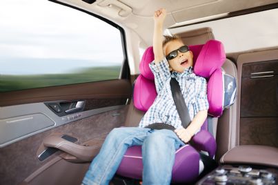 Attenzione: è scattato l’obbligo dei seggiolini salva-bimbi in auto