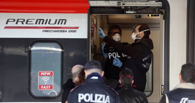 Momenti di terrore sul Freccia Rossa tra Reggio Emilia e Bologna, un uomo accoltella la ex e ferisce un passeggero. Arrestato mentre tentava la fuga
