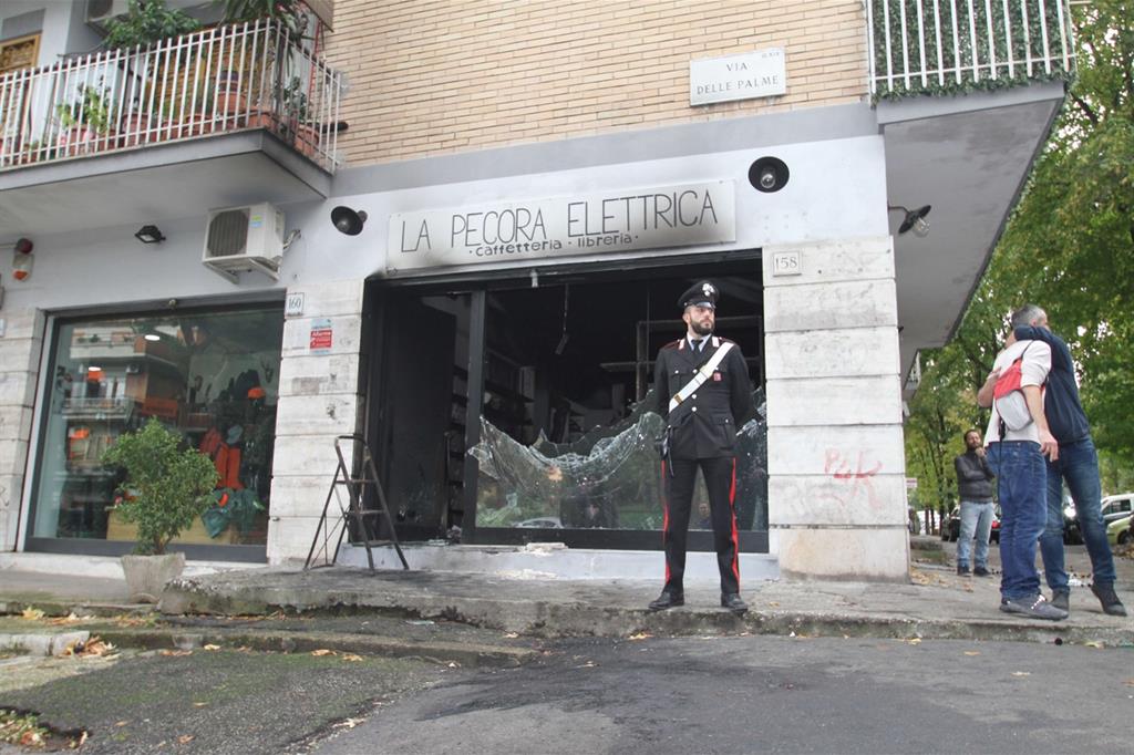 Solidarietà Biblioteche Roma dopo incendio a La Pecora Elettrica