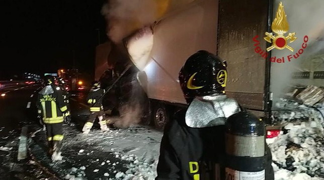 Autostrada A1, Tir brucia ed esplode. Feriti due Vigili del Fuoco