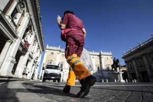 Ama fa la voce grossa con le ditte appaltatrici: penale da 30mila euro alla società fornistrice degli abiti dei dipendenti