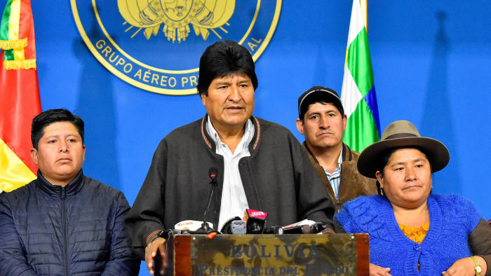 Bolivia, Morales in fuga dopo le dimissioni. Contro forse un mandato d’arresto