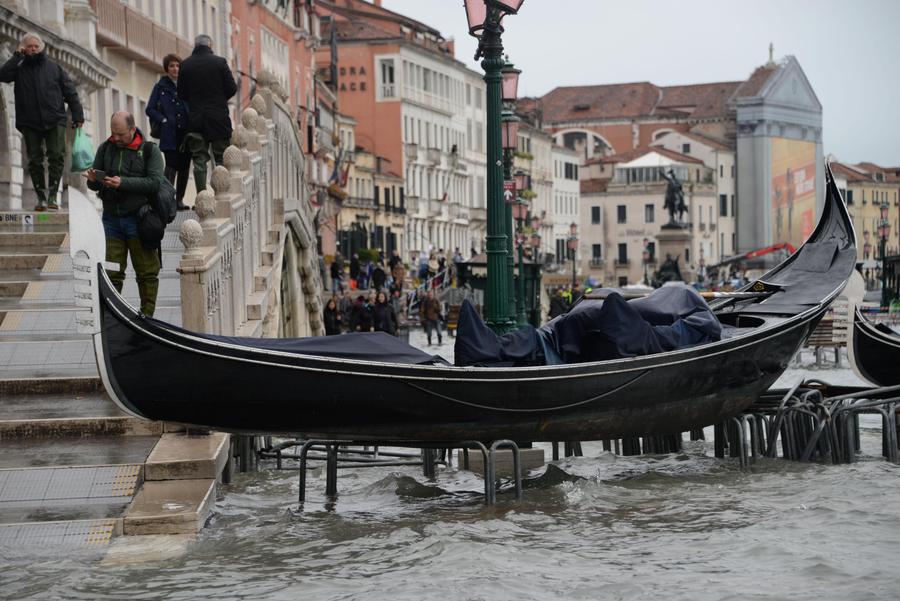 Venezia travolta dalle acque. La marea a 187 cm, due le vittime nella laguna